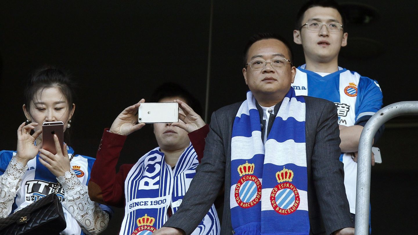 Chen Yansheng, con su familia en el palco del Espanyol. (EFE)