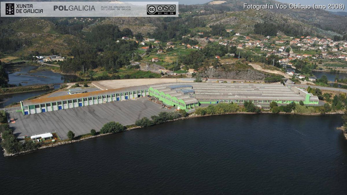 Costas reclama demoler una fábrica por ocupar el litoral a la que dio permiso en 2017