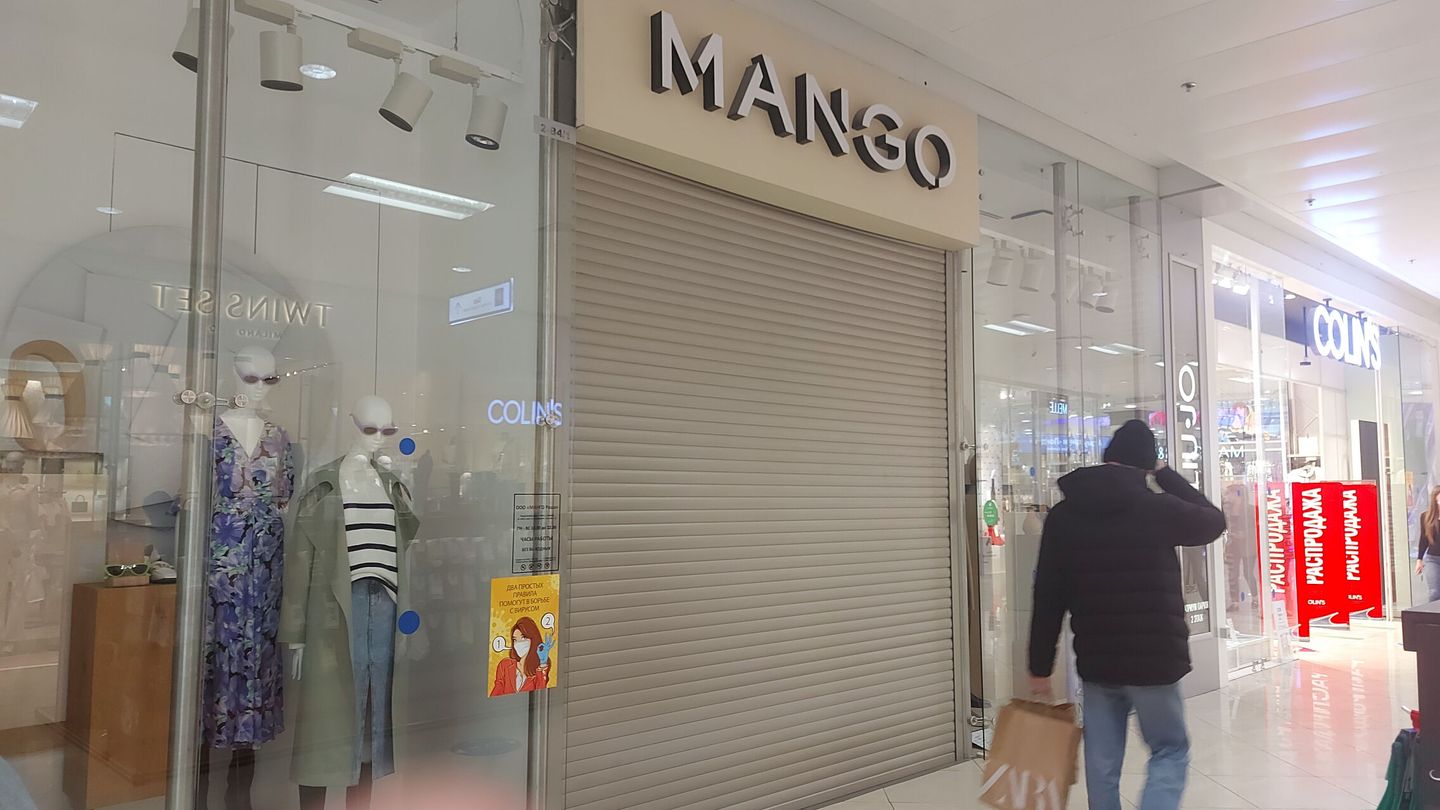 Una tienda cerrada de la cadena de moda Mango en el centro comercial 'Evropeiski' en Moscú, Rusia. (EFE/Fernando Salcines)