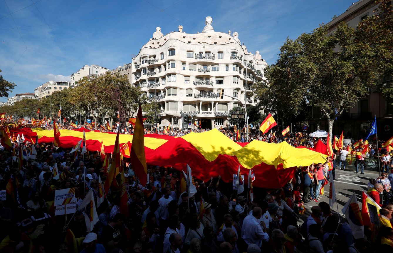 Los manifestantes constitucionalistas despliegan una gran bandera de España en Barcelona.(Reuters)