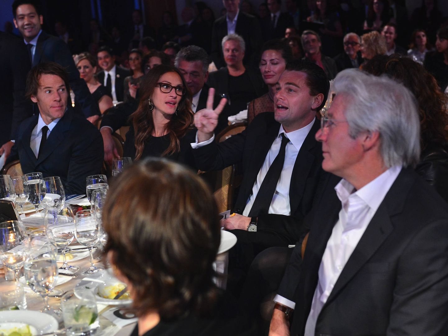  Julia Roberts y Richard Gere,  compartiendo mesa con Leo DiCaprio en 2013. (Getty)