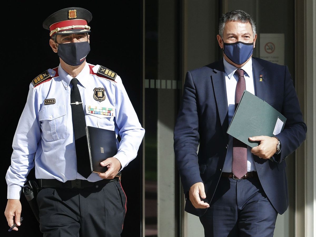 Foto: El mayor de los Mossos d'Esquadra, Josep Lluís Trapero, acompañado por el conseller de Interior, Miquel Samper.(EFE) 