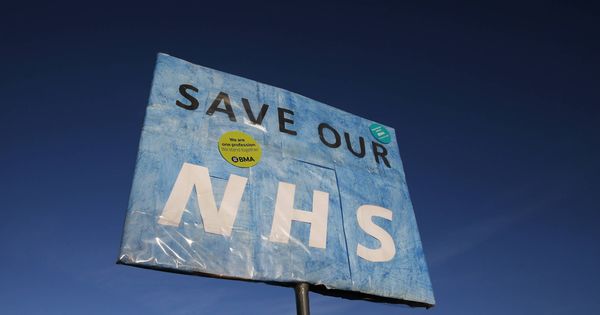 Foto: Un cartel que reza "Salvad nuestro Sistema Sanitario" durante una huelga de médicos en Manchester. (Reuters)