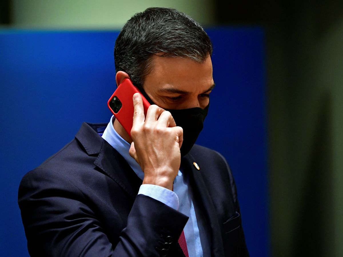 Foto: Pedro Sánchez conversa al teléfono durante la cuarta jornada del Consejo Europeo, en Bruselas, este 20 de julio. (Reuters)