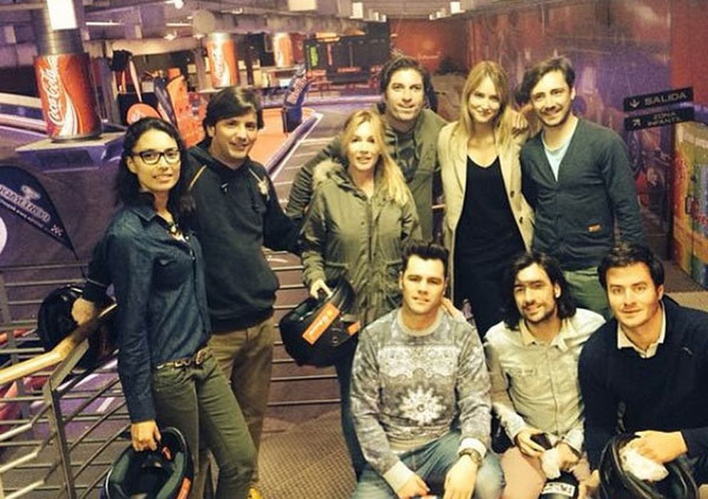 Foto: Fonsi Nieto junto a Alba Carrillo y sus amigos (Instagram)