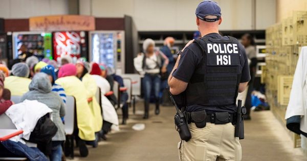 Foto: Oficial del Servicio de Inmigración y Fronteras (ICE) en Misisipi. (Reuters)