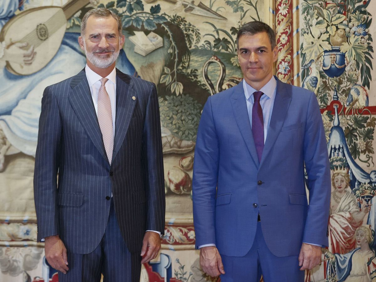 Foto: Felipe VI, junto al presidente del Gobierno, Pedro Sánchez. (EFE/Ballesteros)