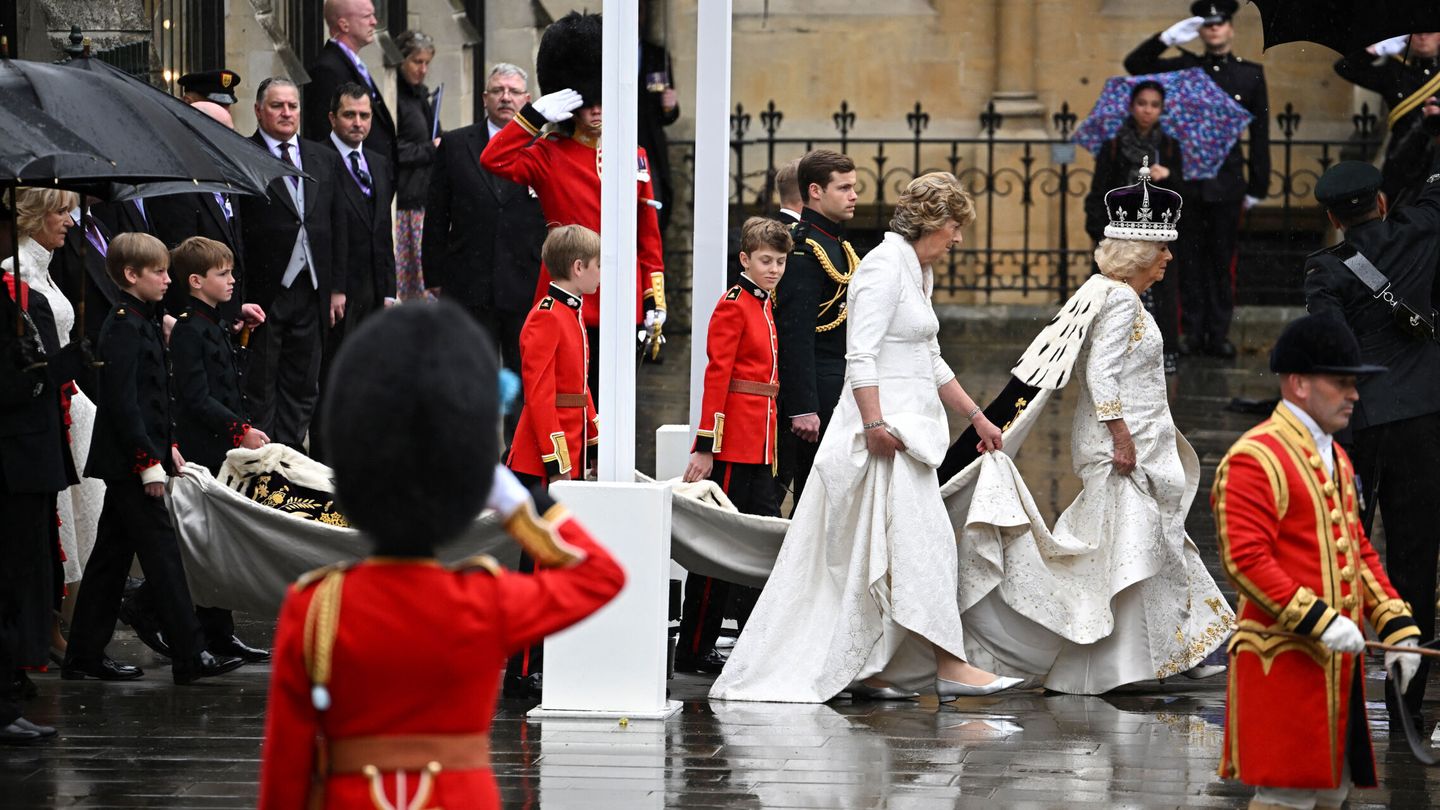 La reina Camila y su vestido blanco con bordados dorados. (Reuters/Dylan Martinez)