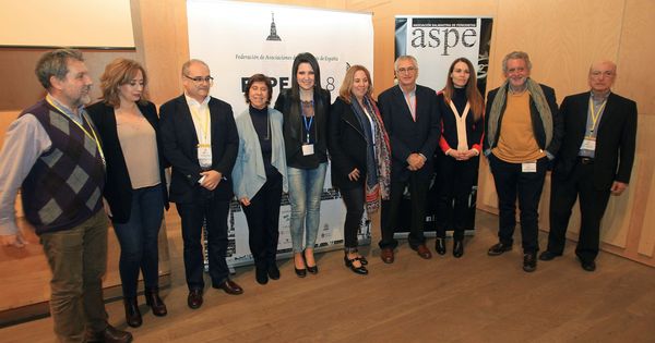 Foto: El periodista Nemesio Rodríguez (4d), posa con el nuevo equipo directivo de la FAPE. (EFE)