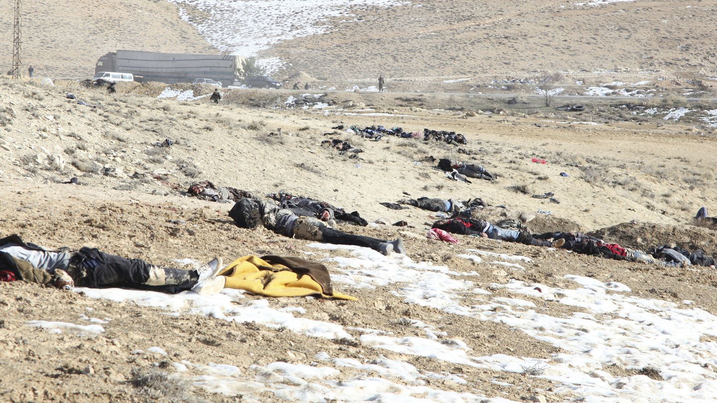Cadáveres de milicianos islamistas abatidos por soldados en las montañas de Qalamoun (Reuters).