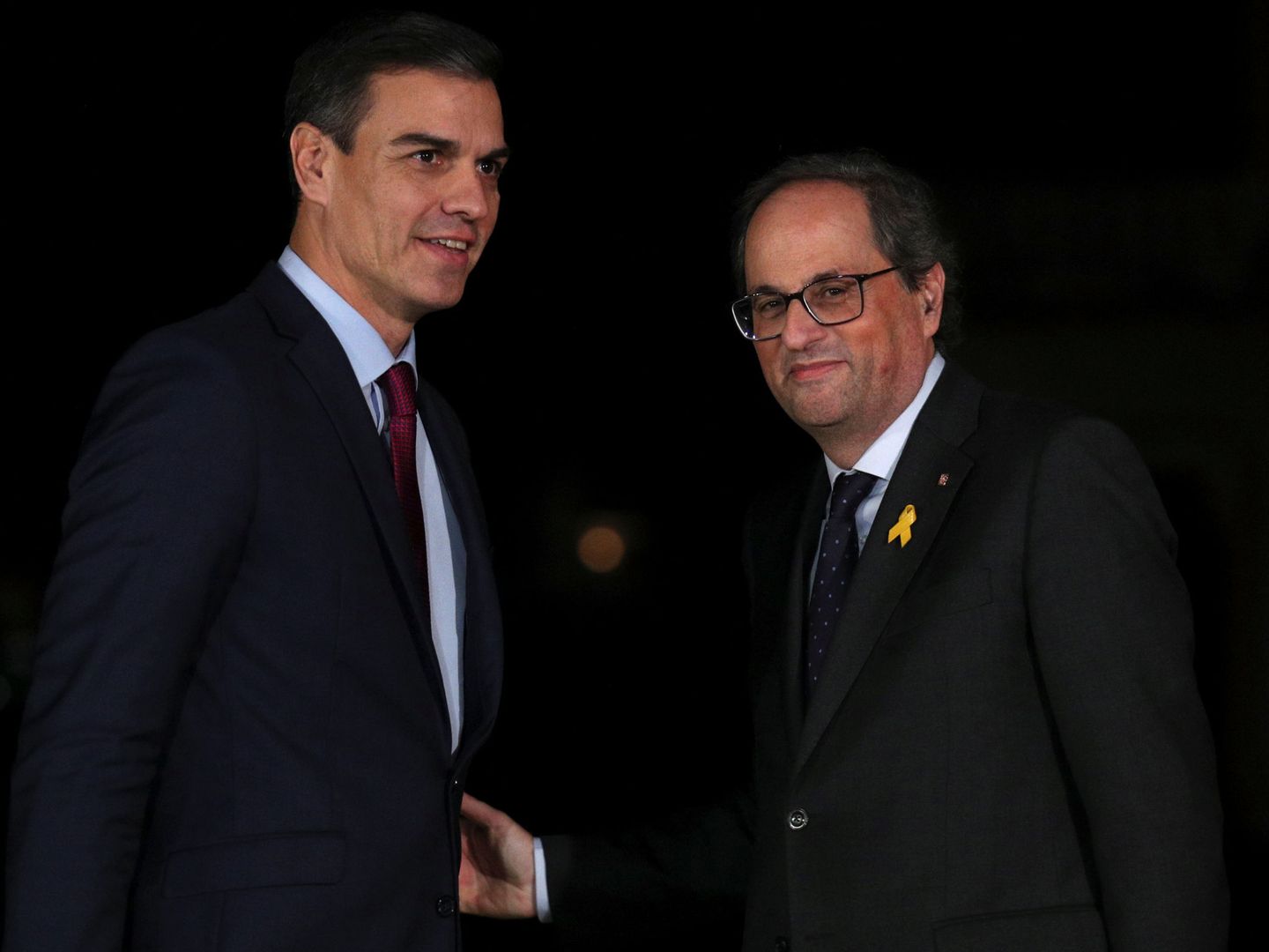 Sánchez y Torra en la llegada del primero a Pedralbes. (Reuters)