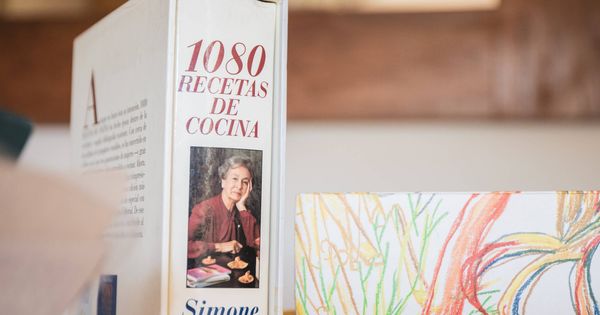 Foto: Una de las copias de '1.080 recetas' de su hija, Inés. Al fondo, una de las ediciones internacionales de Phaidon. (Foto: Jorge Álvarez Manzano)