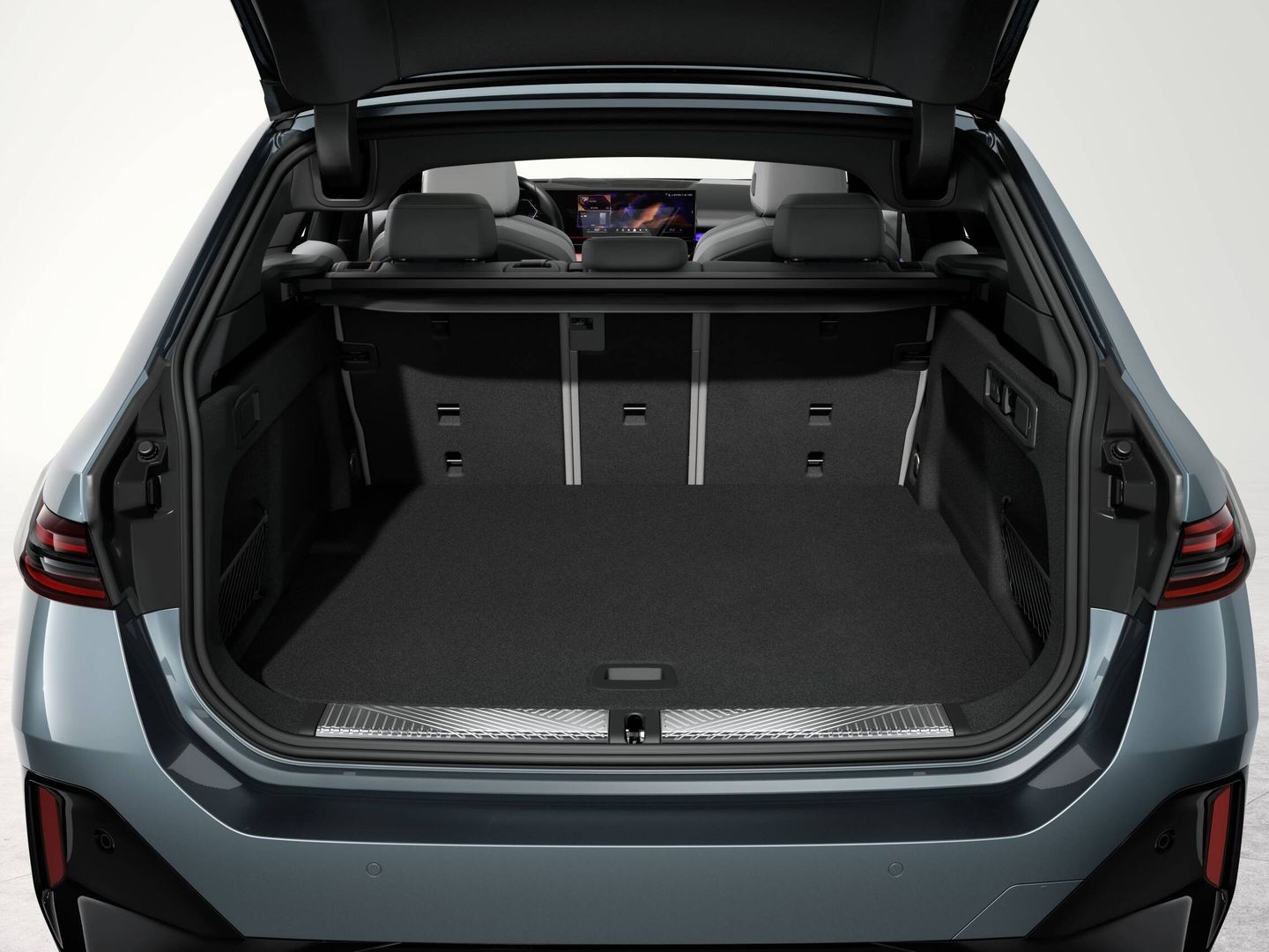 La berlina ofrece 520 litros (490 el i5) de maletero. El Serie 5 Touring cuenta con 570 litros.