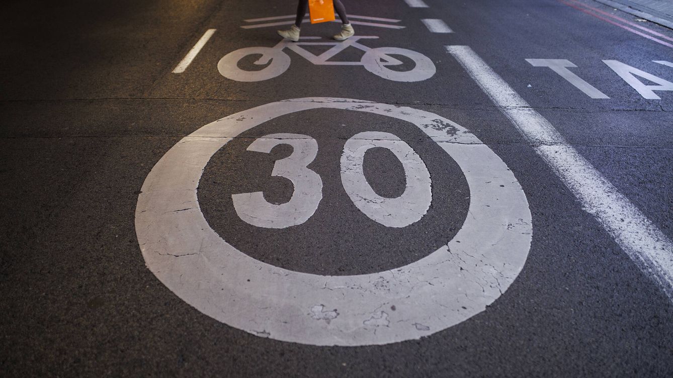 El timo de los carriles 30: nadie los respeta, apenas hay multas y el ciclista está vendido