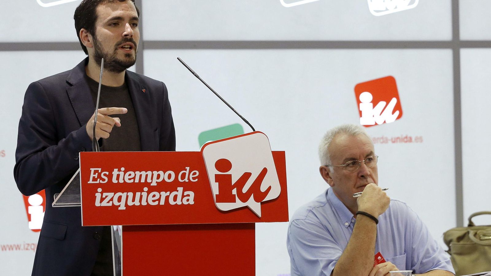 Foto: El candidato de IU a la Presidencia del Gobierno, Alberto Garzón, junto al coordinador federal de la formación, Cayo Lara (d). (EFE)
