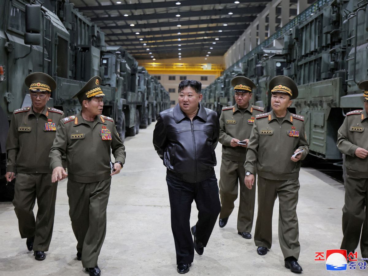Foto: Kim Jong Un visita una fábrica de misiles tácticos. (Reuters)