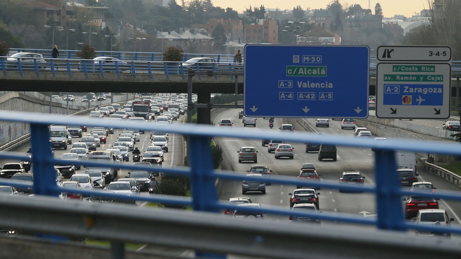Foto: Cientos de vehículos circulan por la M-30, vía de circunvalación que rodea la capital. (EFE)