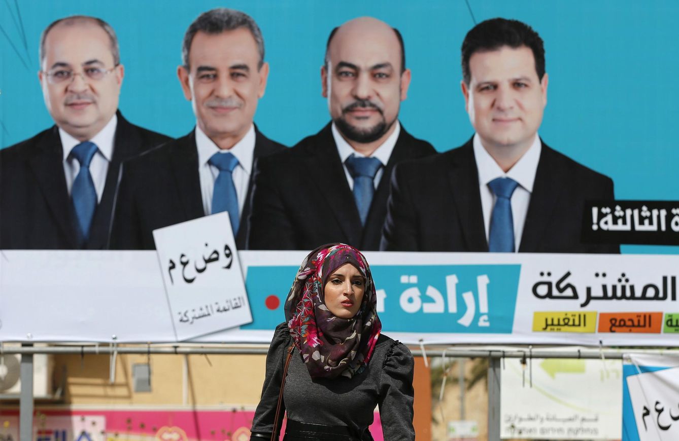 Una mujer pasa ante un cartel de la Joint List en Umm el-Fahm (Reuters).