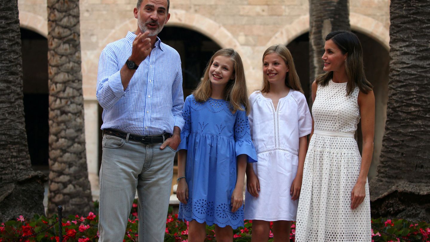 Los Reyes con sus hijas en Mallorca. (Reuters)