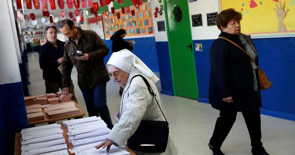 Foto: Una monja vota durante las elecciones. (Reuters)