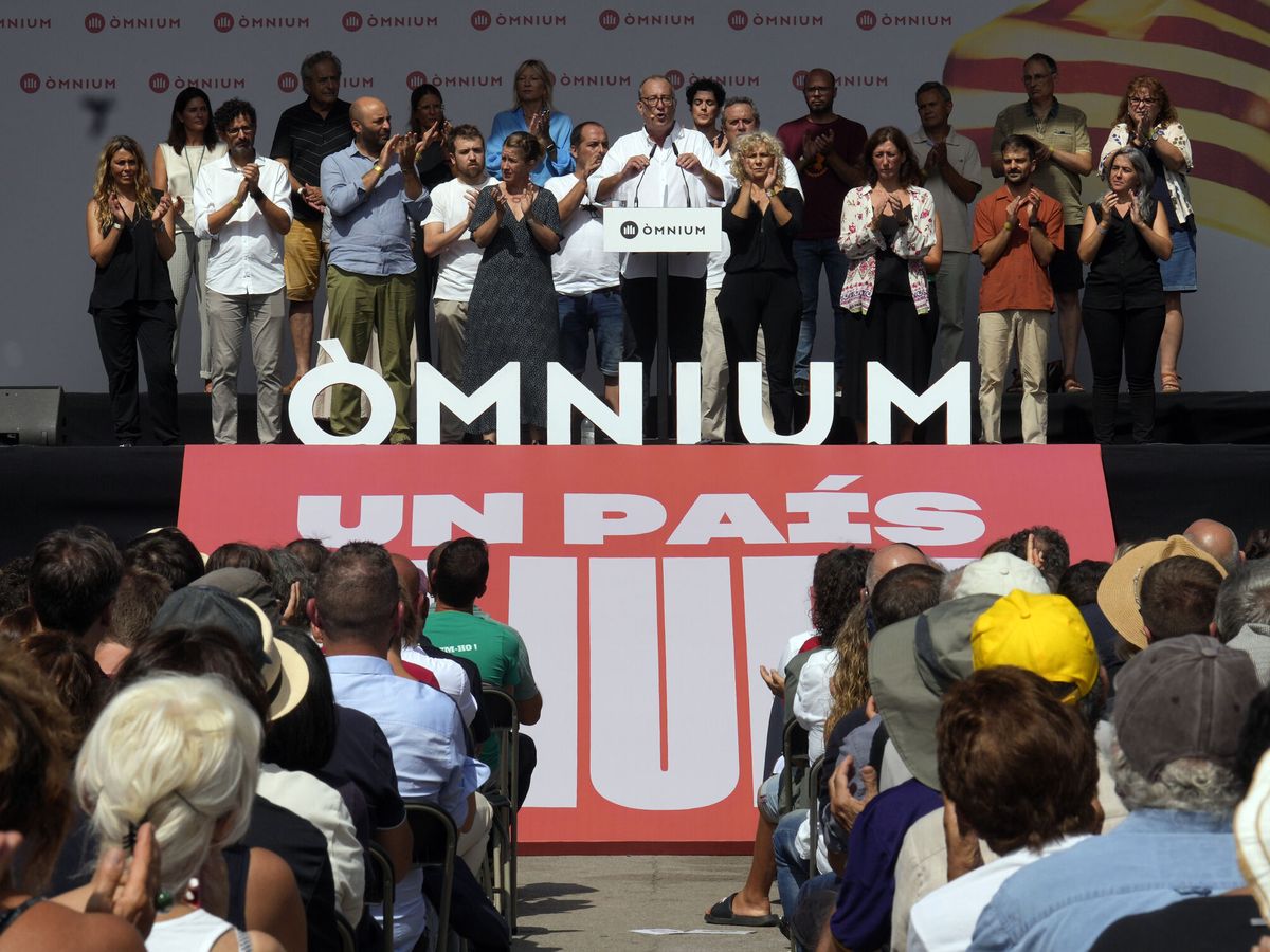 Foto: El presidente de Òmnium Cultural, Xavier Antich (c), durante el acto político que la entidad soberanista ha celebrado este lunes en Barcelona con motivo de la Diada (EFE/Enric Fontcuberta)