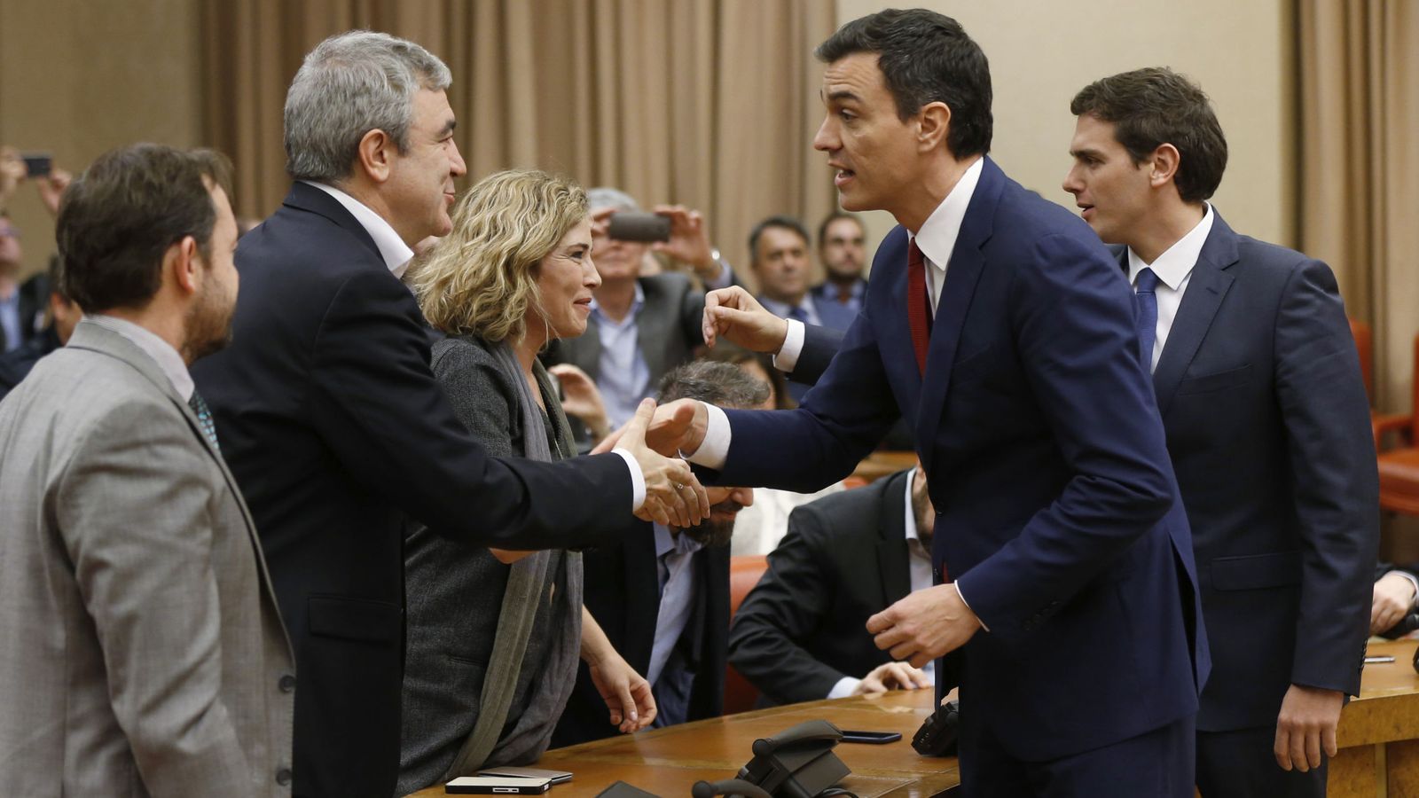 Foto: El secretario general del PSOE, Pedro Sánchez (2d), y el presidente de Ciudadanos, Albert Rivera (d), durante la firma del acuerdo de investidura. (EFE)