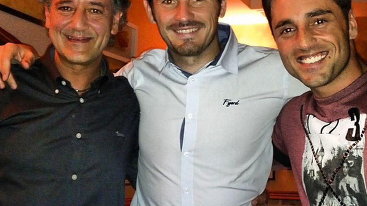 Iker Casillas y David Bustamante, de tertulia futbolera en un restaurante de Madrid