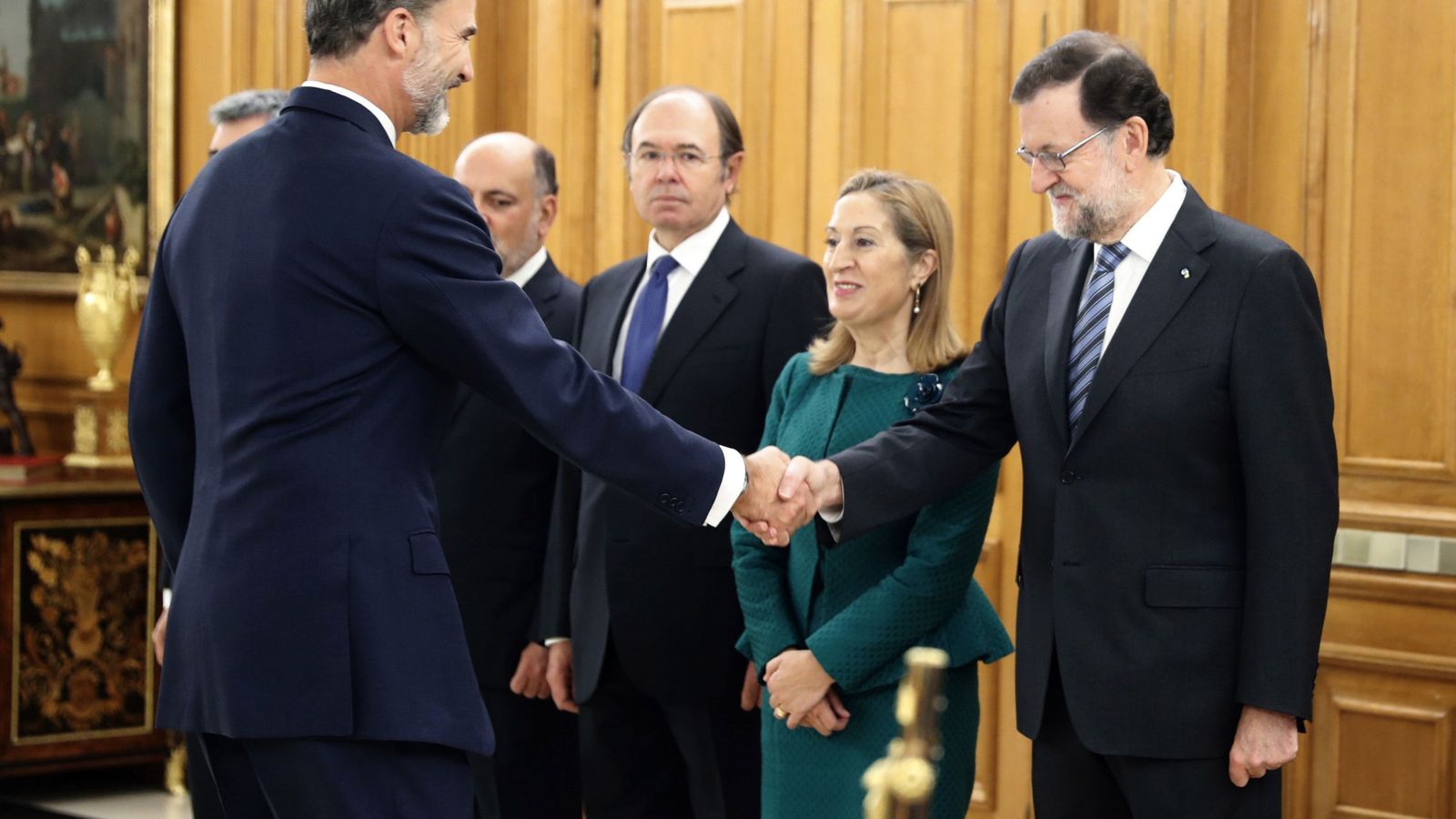 Foto: Felipe VI saluda al jefe del Ejecutivo, Mariano Rajoy, en presencia de la presidenta del Congreso, Ana Pastor, y el presidente del Senado, Pío García Escudero. (EFE)