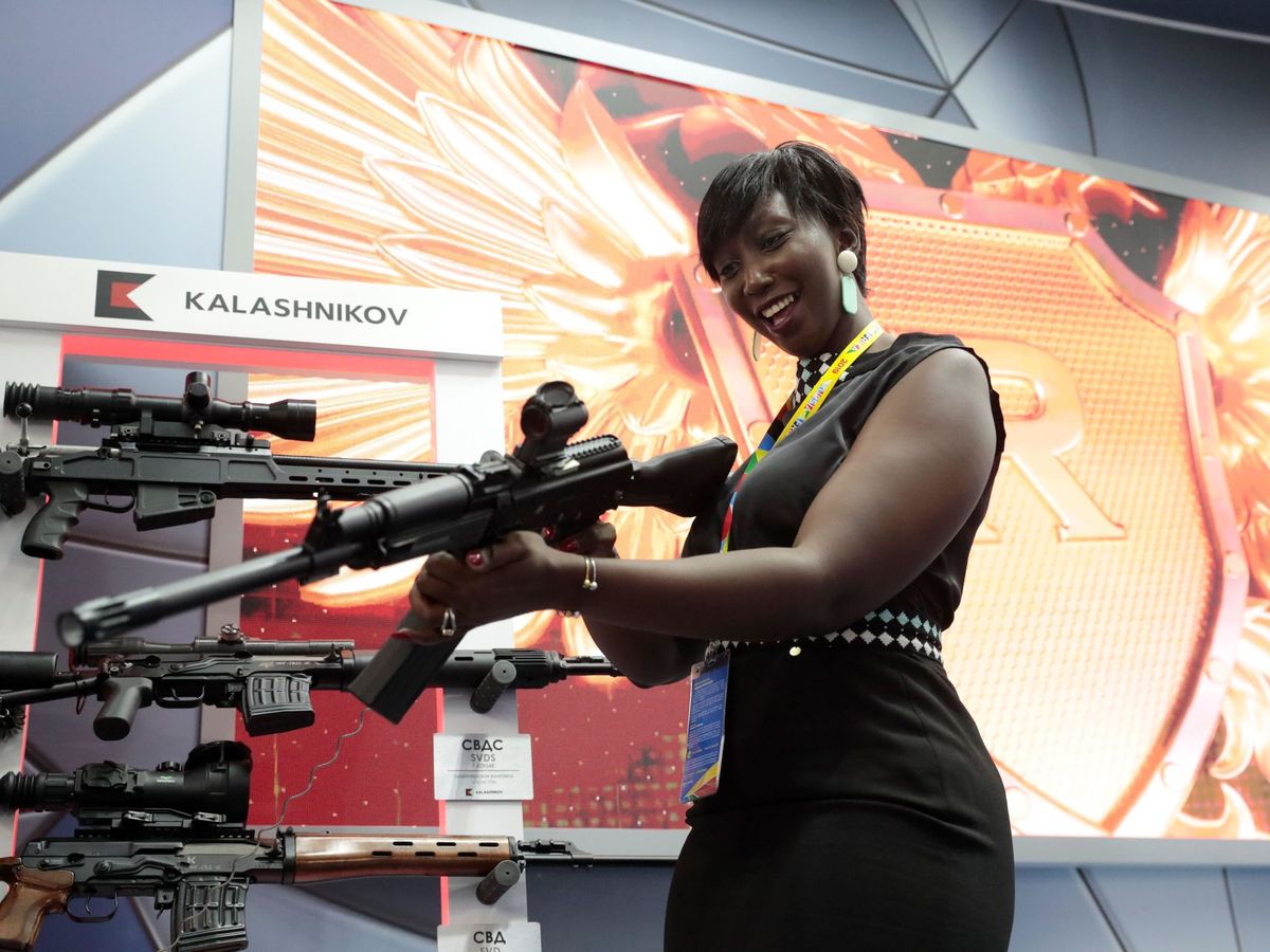 Foto: Una mujer examina un rifle de francotirador durante una exhibición de armas en Sochi, Rusia. (EFE)