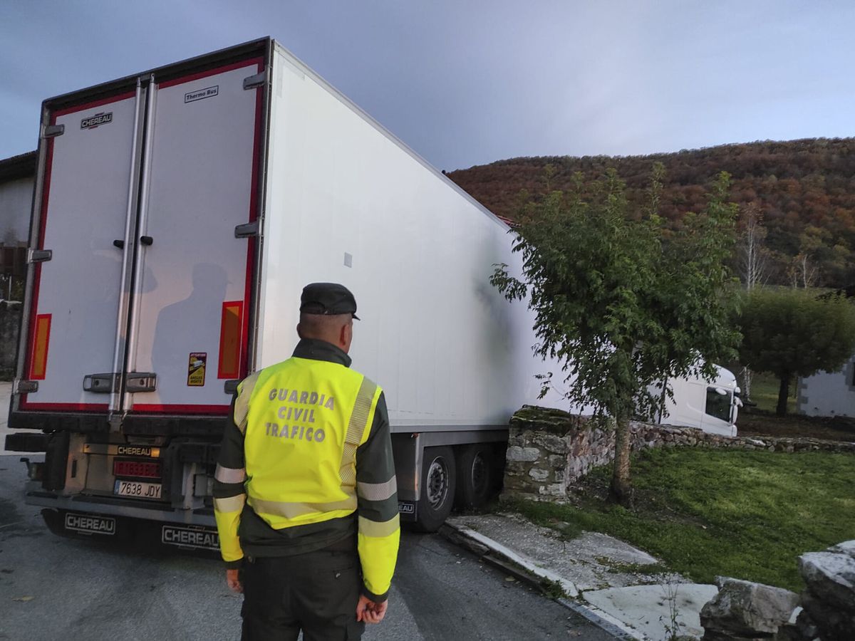 Foto: Un camionero granadino ha pasado 24 horas junto a su vehículo desde que a media mañana de este miércoles quedara atascado. (EFE/Cedida/Guardia Civil).