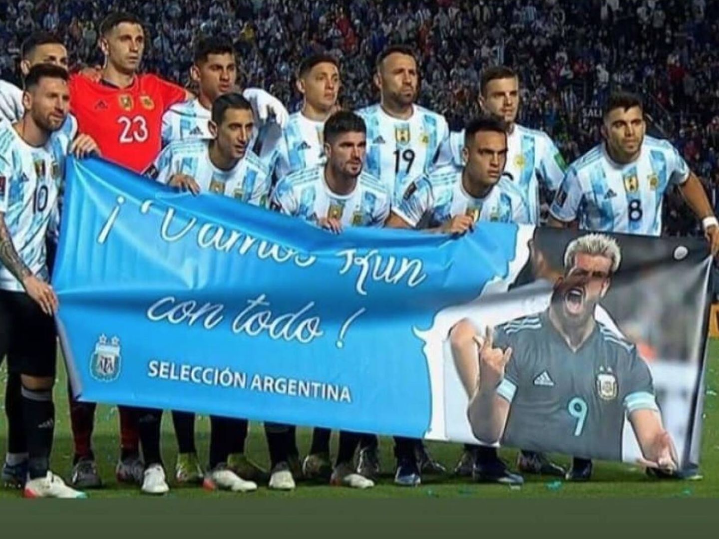 La Selección argentina posa con una pancarta de apoyo al Kun