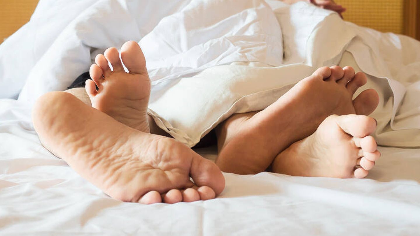 El "barefoot chic" está ganando popularidad debido a los múltiples beneficios que ofrece. Desde la mejora de la salud de los pies y la postura hasta la conexión con la naturaleza y el estilo de vida consciente. (Freepik)