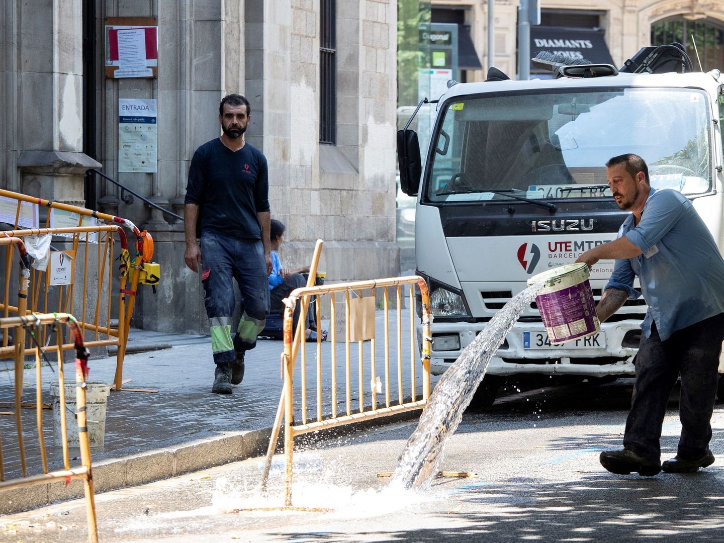 Operarios realizan trabajos en una calle de Barcelona. (EFE)