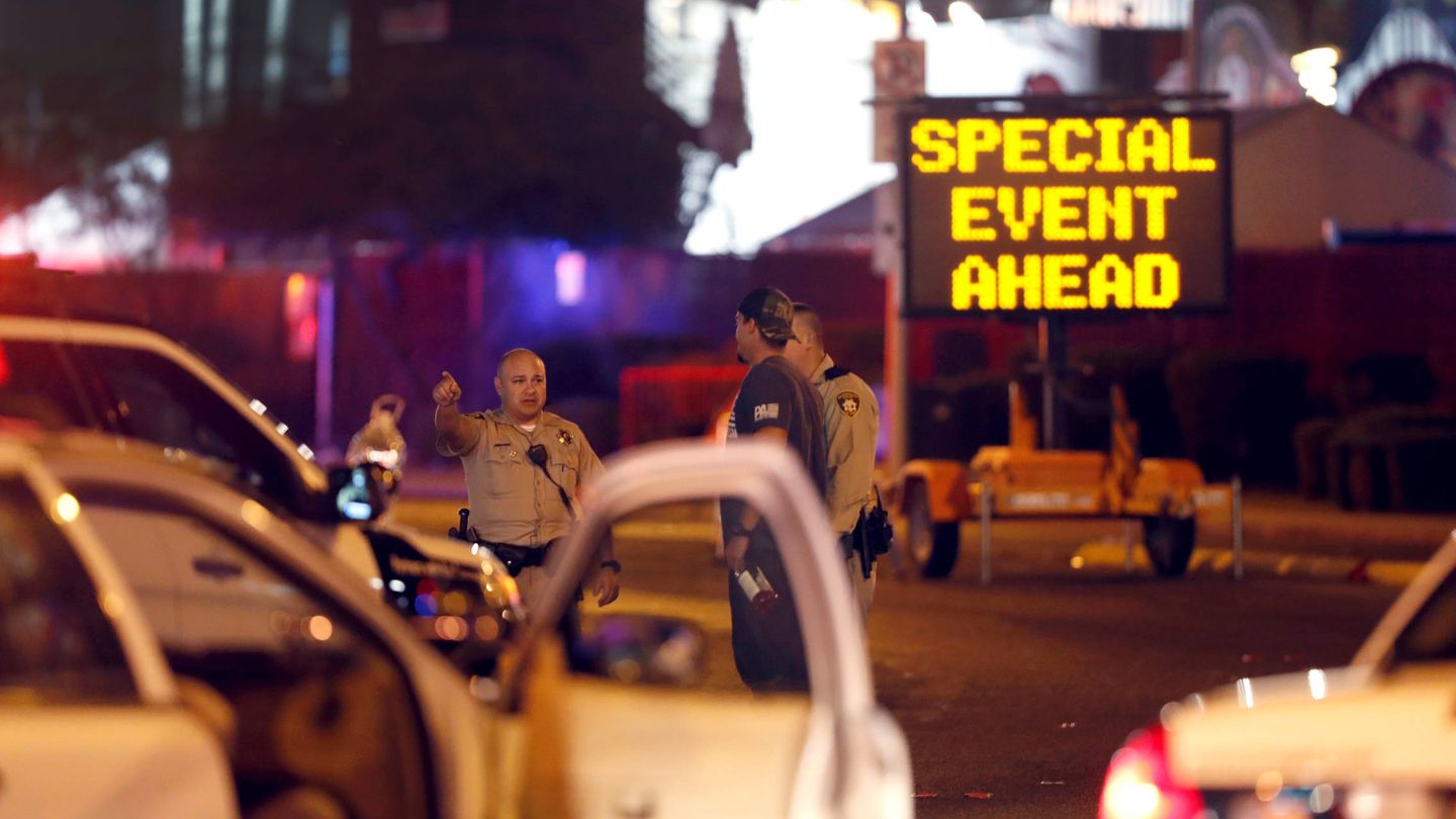 Agentes de policía hablan con un hombre muy cerca del lugar del tiroteo en Las Vegas, en la madrugada del 2 de octubre de 2017. (Reuters)