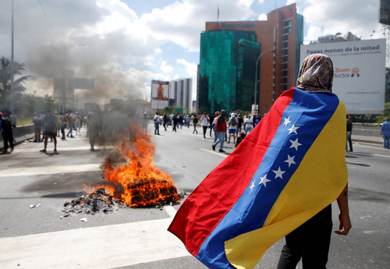 Manifestantes opositores durante enfrentamientos con las fuerzas de seguridad en Caracas, el 1 de septiembre de 2016 (Reuters).