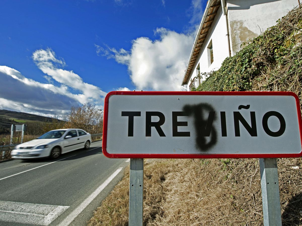 Foto: Un cartel a la entrada del Condado de Treviño que reclama su nombre en euskera con una 'b' pintada. (EFE)
