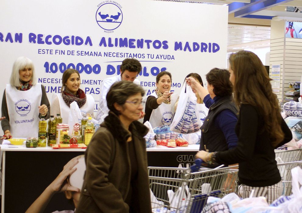 Foto: Un grupo de voluntarios trabaja en el Banco de Alimentos de Madrid. (Efe)