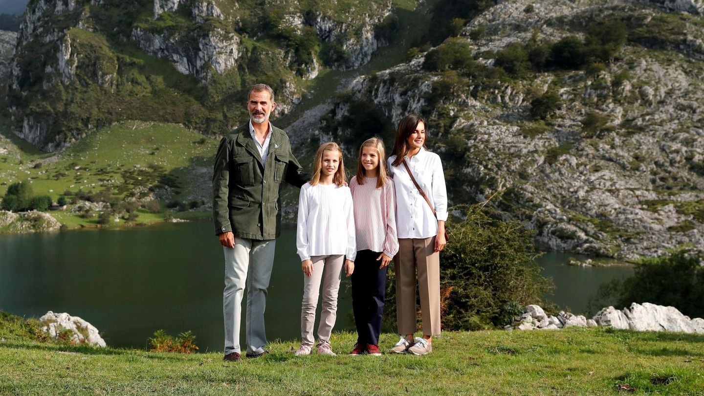 Los Reyes y sus hijas en una visita a Covadonga. (EFE)