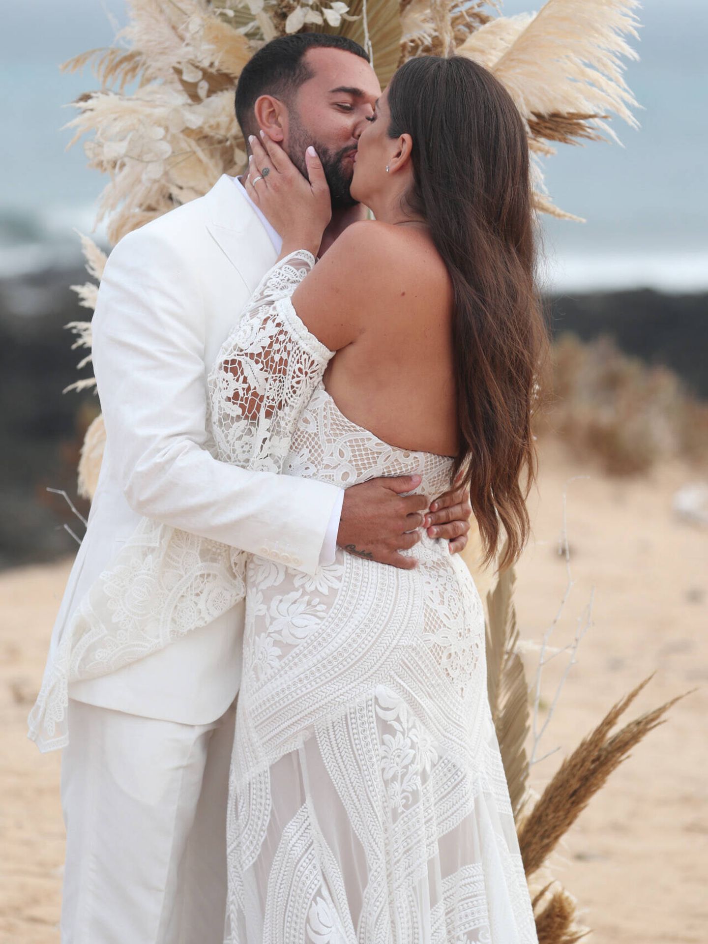 Omar Sánchez y Anabel Pantoja durante su boda en La Graciosa. (Gtres)