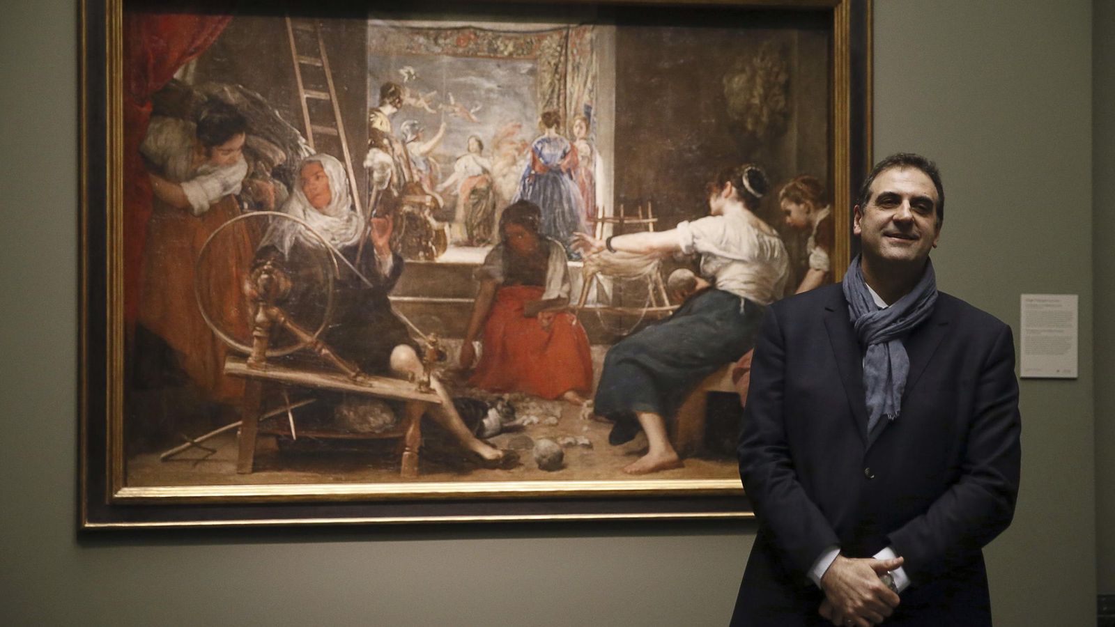 Foto: Gabriele Finaldi, junto a 'Las hilanderas', de Velázquez, en el Museo del Prado. (EFE)