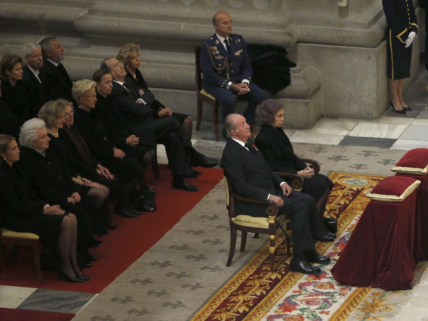 Don Juan Carlos y Doña Sofía durante el funeral en memoria del infante Carlos de Borbón-Dos Sicilias. (EFE)