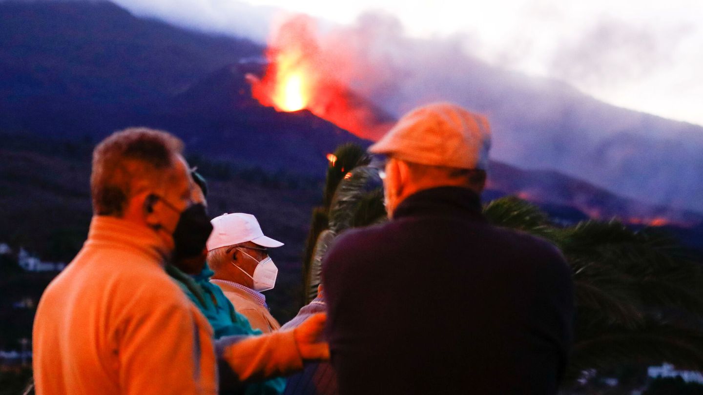 Vecinos, ante el volcán. (Reuters)