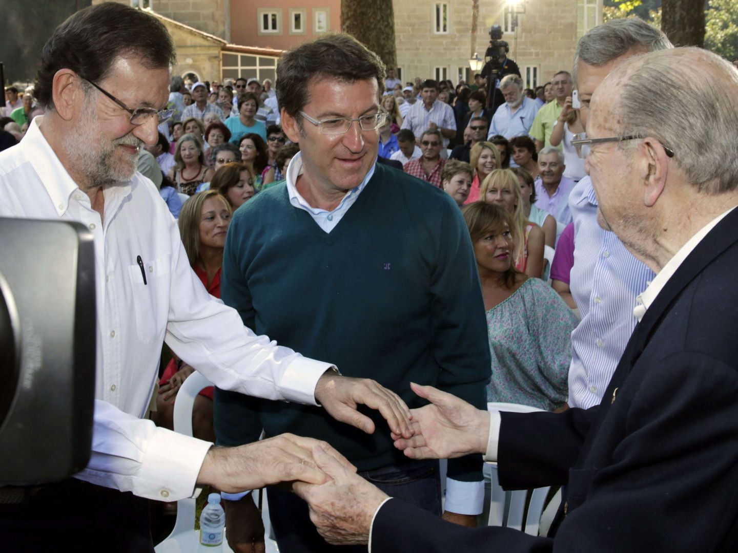 Mariano Rajoy y Alberto Núñez Feijóo saludan a Fernández Albor. (EFE)