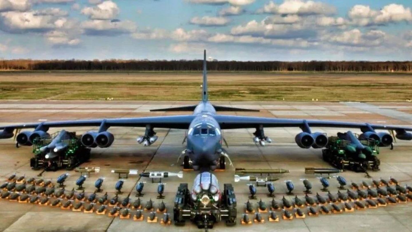 El B-52H con todo su posible armamento. (USAF)