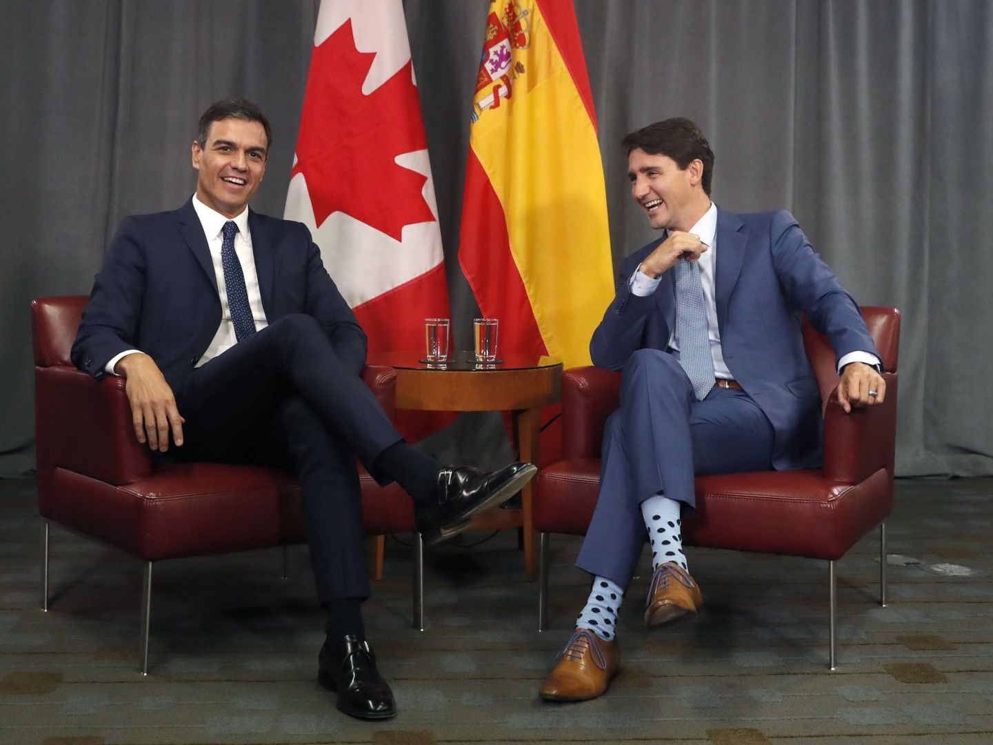 Pedro Sánchez conversa con el primer ministro canadiense, Justin Trudeau. (EFE) 