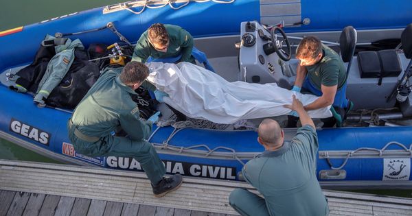 Foto: Hallado el noveno cadáver tras el naufragio de una patera en Cádiz. (EFE)