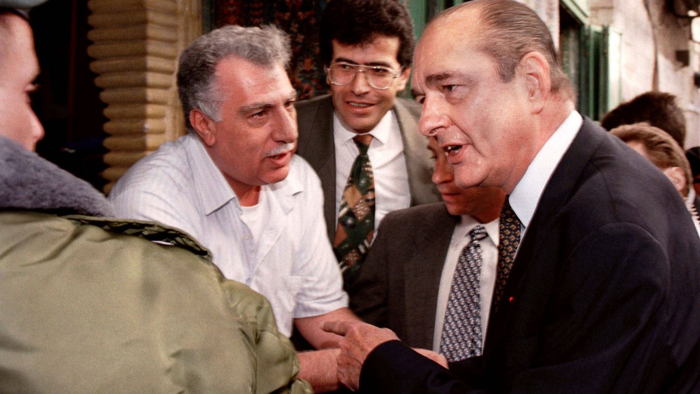 Jacques Chirac pide a un soldado isarelí que se aparte cuando trata de hablar con un comerciante árabe en la Ciudad Vieja de Jerusalén. (Reuters)