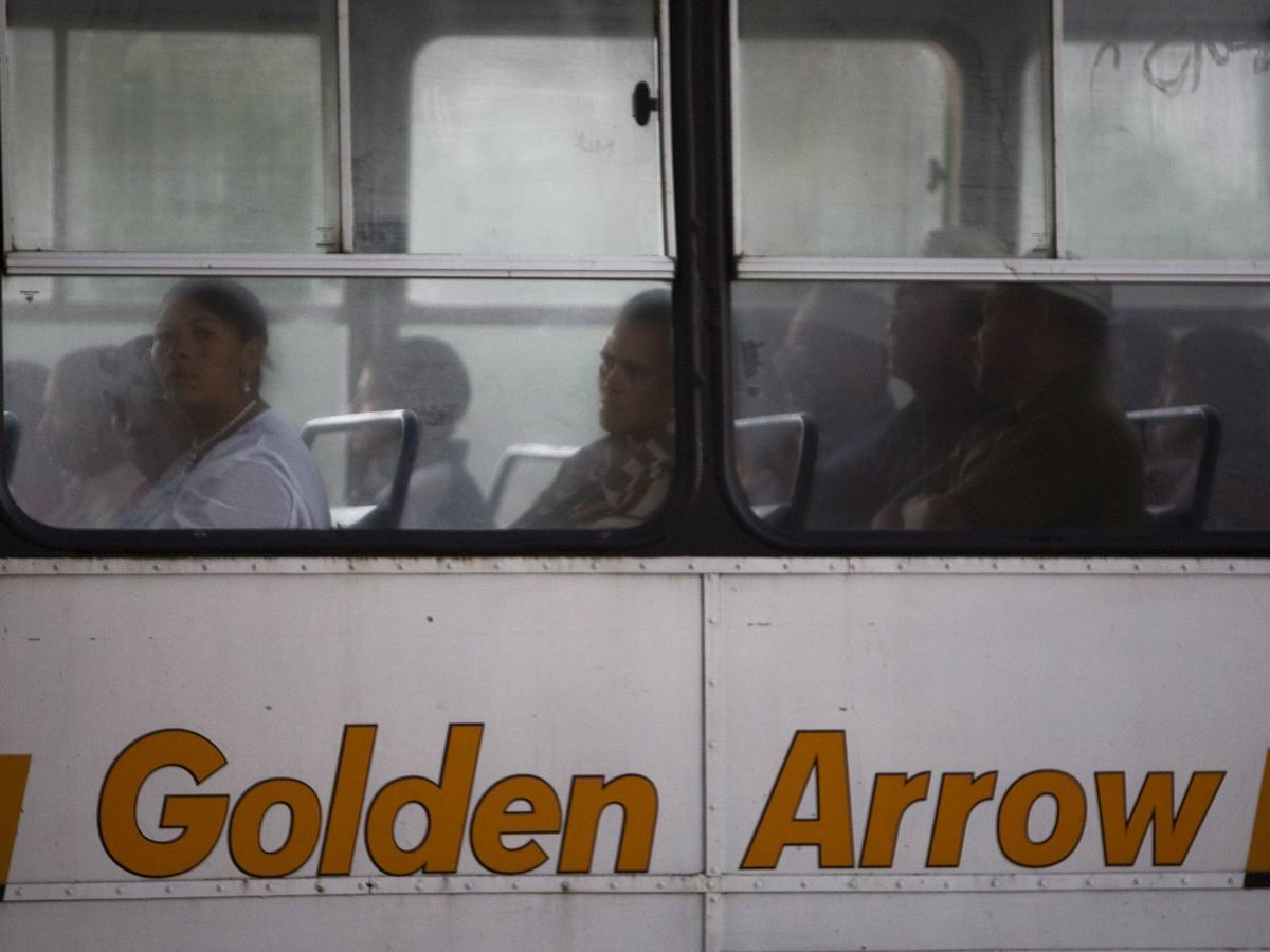 Foto: Imagen de archivo de un autobús en Ciudad del Cabo. (Fotografía: EFE)
