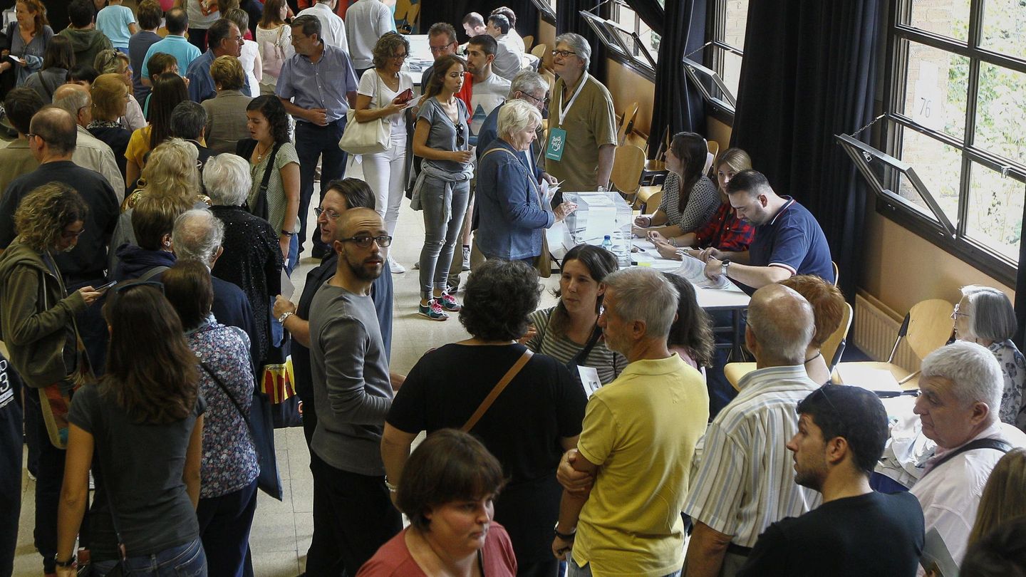 Ciudadanos esperan para votar en un colegio de Barcelona en las autonómicas del 27-S de 2015. (EFE)