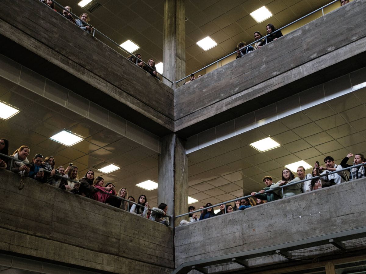 Foto: Futuros teleoperadores en el interior de la Facultad de Ciencias de la Información de la Universidad Complutense. (Sergio Beleña)